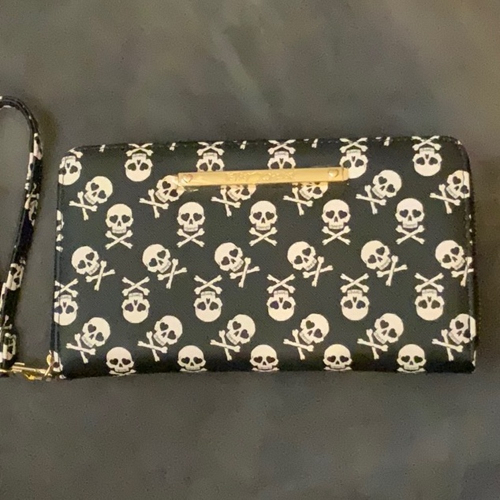 NWOT Betsy Johnson Skull Wristlet